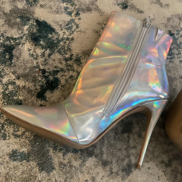 Aldo  silver/iridescent boot - Picture 3 of 3